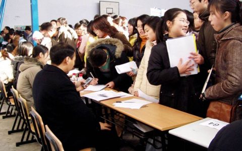 2022大学生报考公务员的条件（大学生报考公务员要做啥准备）